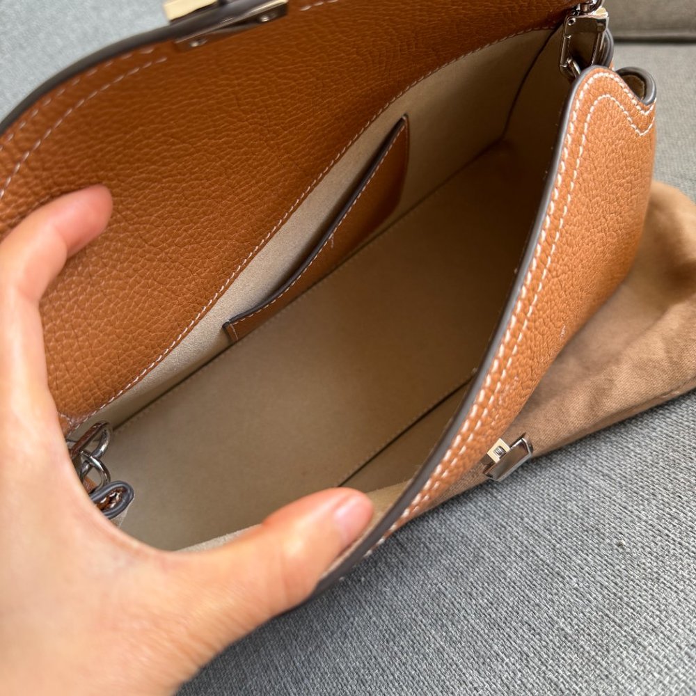 Toteme T-locked brown leather bag - Picture 2 of 12